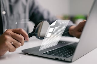 main-loupe-ordinateur-portable-analyse-document