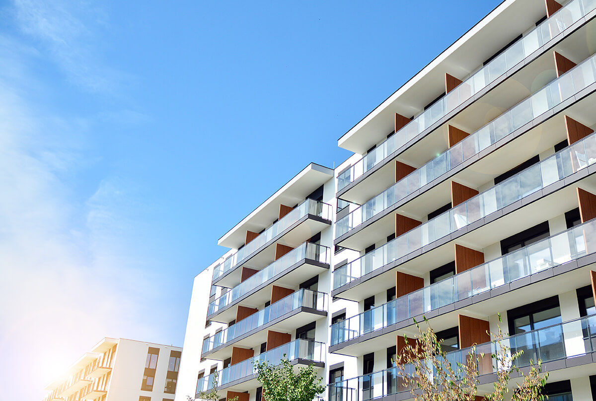 facade-immeuble-collectif-appartements-ciel-bleu