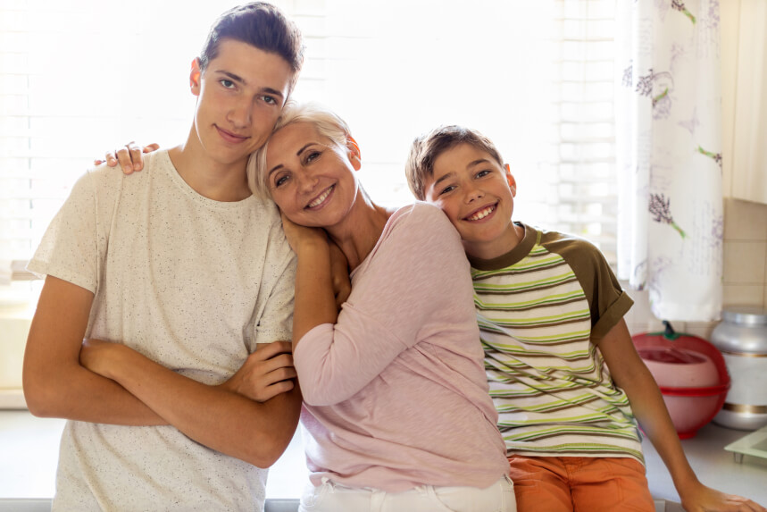 famille-adolescents-mere-particulier-hellio